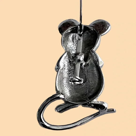 Vintage Signed JJ Silvertone/ Matte Blind Mouse Brooch/Pin.  Big mouse eyes - Picture 4 of 5